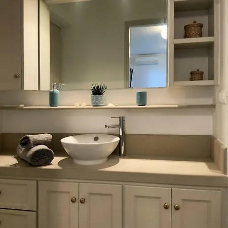 Aqua Blue, Only 100 Meters From The Of Gialiskari * Ioulis